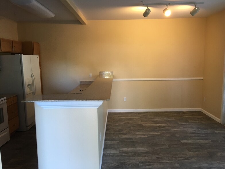 Kitchen/Dining - 4200 E Commerce Way