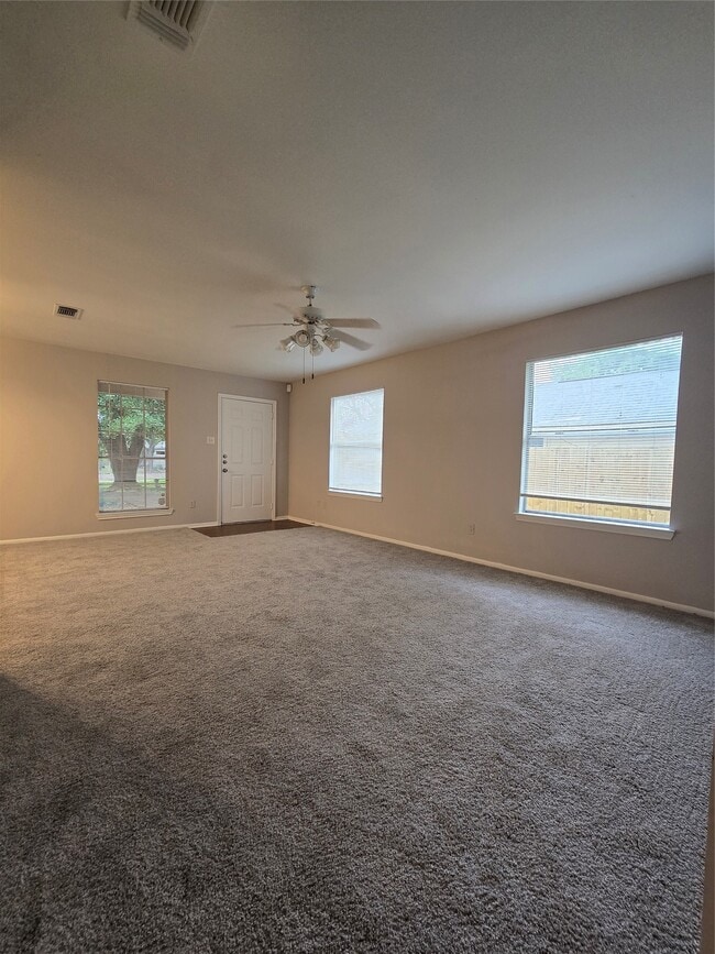 Building Photo - 16022 Old River Rd