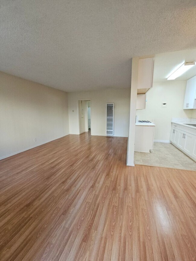 Building Photo - Newly Renovated Unit