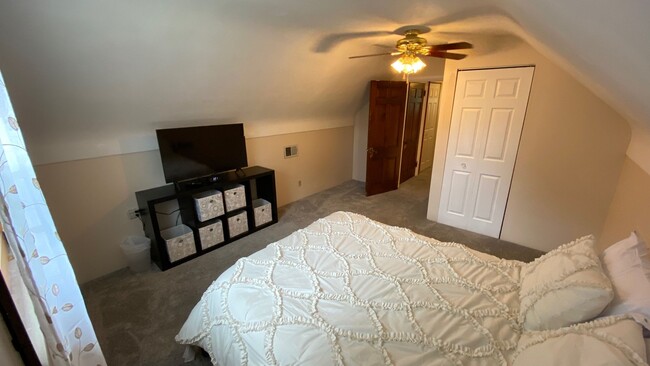 Building Photo - Fully Furnished with Washer and Dryer on q...