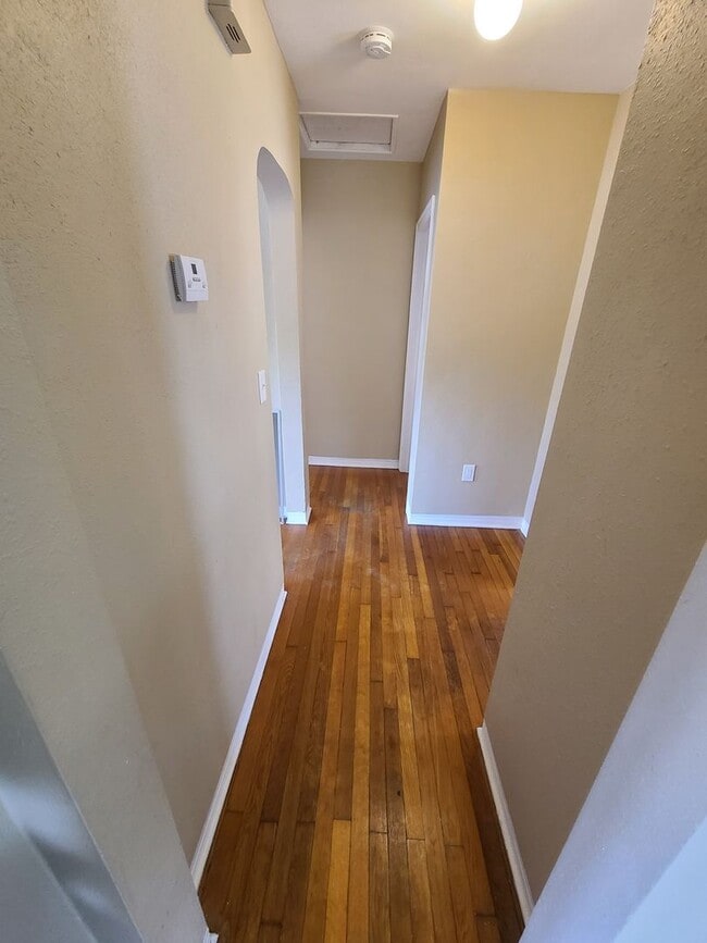 Building Photo - Three Bedroom One Bathroom House