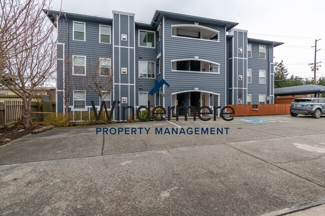 Building Photo - 300 N Oak Harbor St