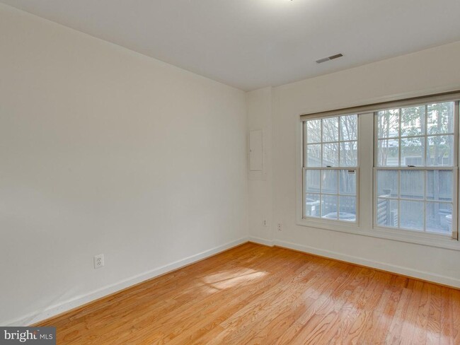 Building Photo - 701 Fitzhugh Way
