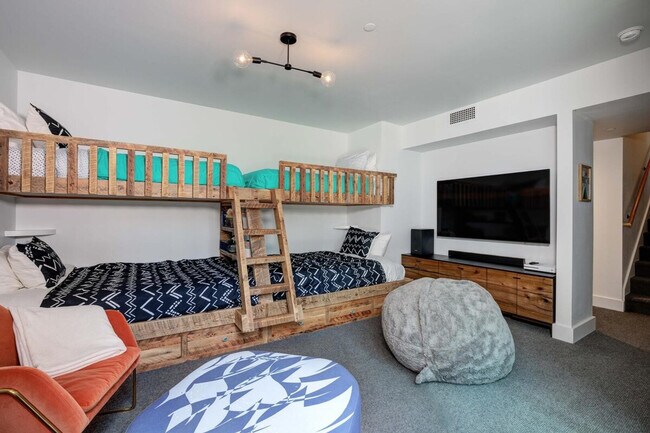 Building Photo - 15 Lakewood Dr