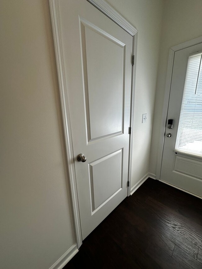 Building Photo - E. Morristown - 3 bed/2.5 bath home with garage