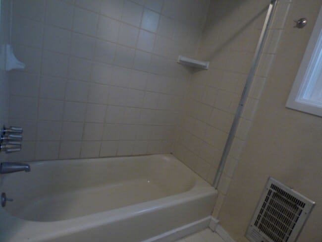 Building Photo - 3 Bedroom 1 Bath Home