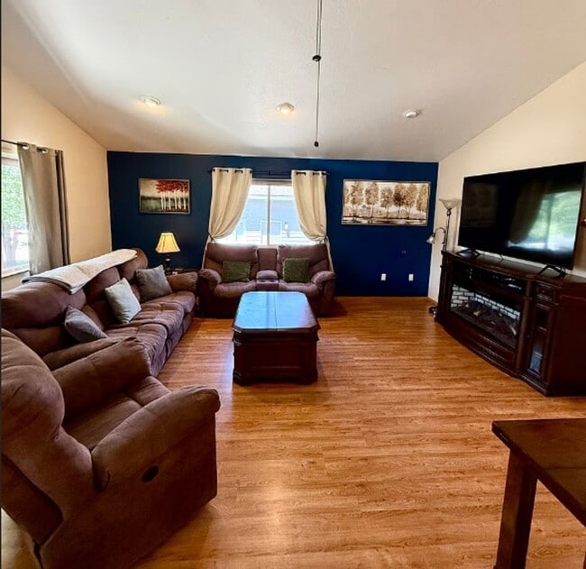 Building Photo - Fully Furnished and Supplied House in Lowe...