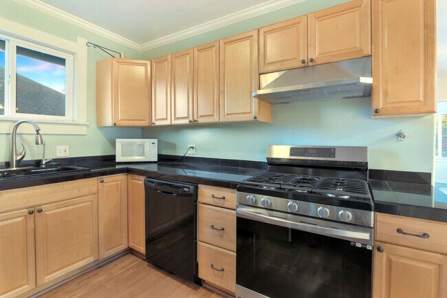 Building Photo - Charming 1924 Bungalow! 3 bedrooms and 1 b...