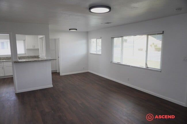 Building Photo - Home in Southeast Bakersfield!