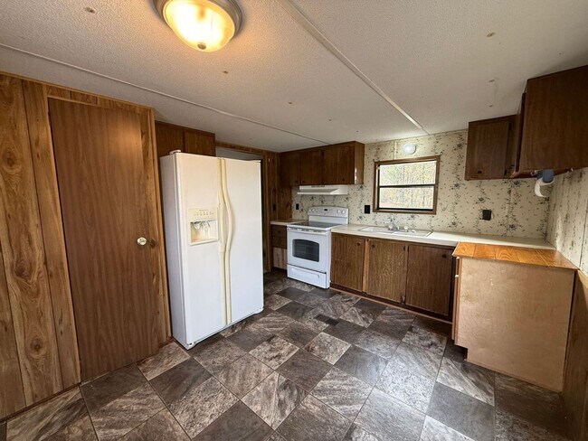 Building Photo - 2 bedroom, 1 bath Mobile Home