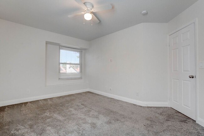 Building Photo - 26 Fantasia Ln