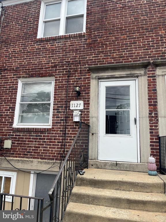 Building Photo - 1127 S Merrimac Rd