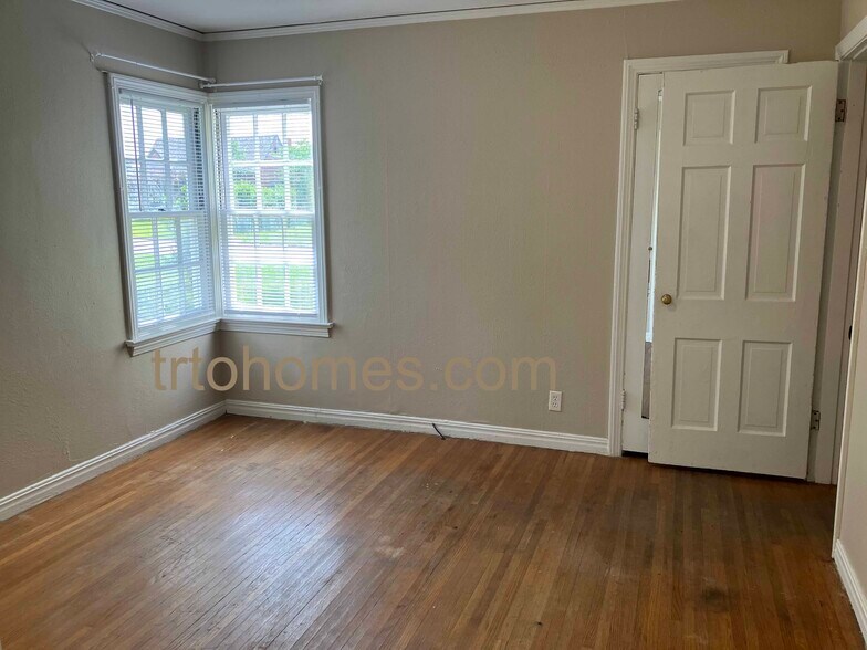 Building Photo - 1507 s indianapolis ave