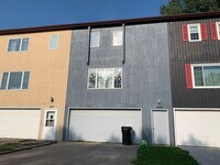 Building Photo - For Rent: Charming 3-Level Townhome in Qui...