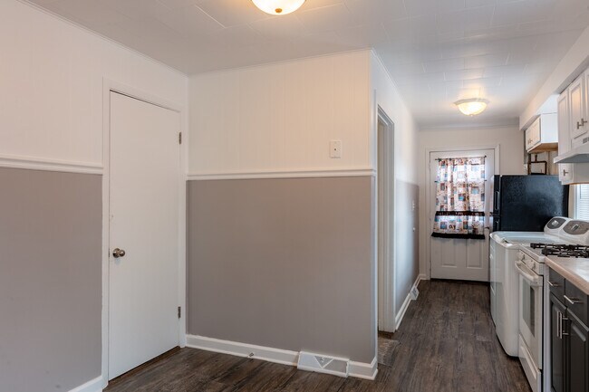 Building Photo - 327 Fairlawn Dr