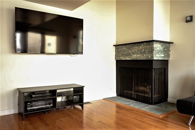 Living Room Area - 31 N Venice Blvd