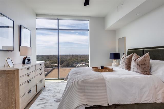 Building Photo - 8119 Douglas Ave