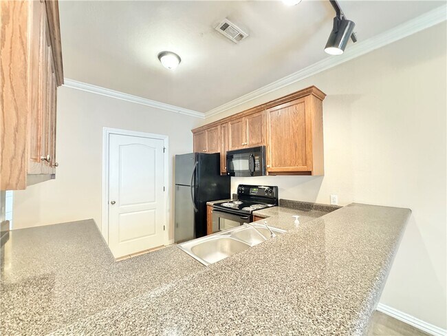 Building Photo - 2131 N Crossover Rd