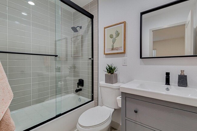 Building Photo - $599 Move in Special - Gorgeous, Open Concept Two Bed Two Bath near Old Town Scottsdale!