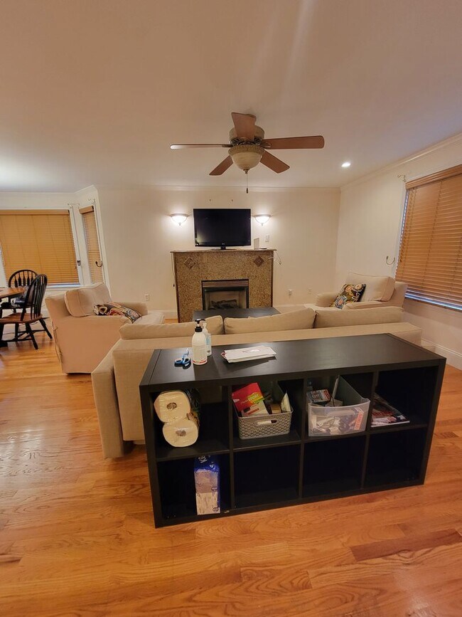 Building Photo - Spacious and Rare 3 Bd 2 Bath Near Fort Hill With Off Street Parking
