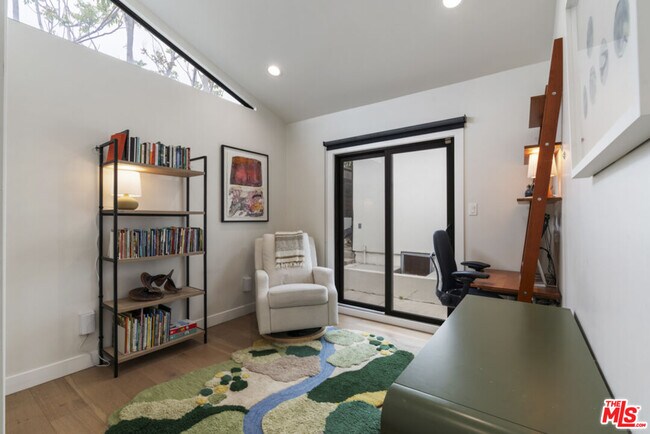 Building Photo - 3923 Fernwood Ave