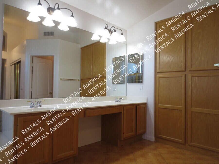Building Photo - 2671 S Leonard Pl