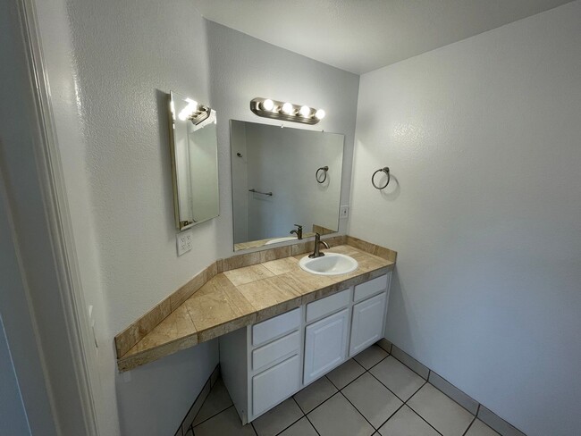 Building Photo - 4527 Hollister Ave