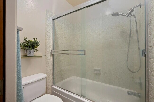 Building Photo - "Charming 3-Bed, 2-Bath Oasis in Capitola's Prime Park Ave Location"