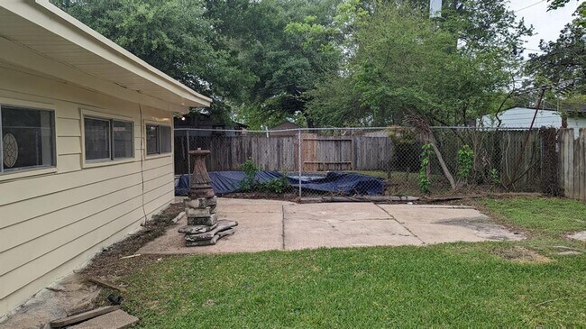 Building Photo - 6815 Moss Oaks Dr