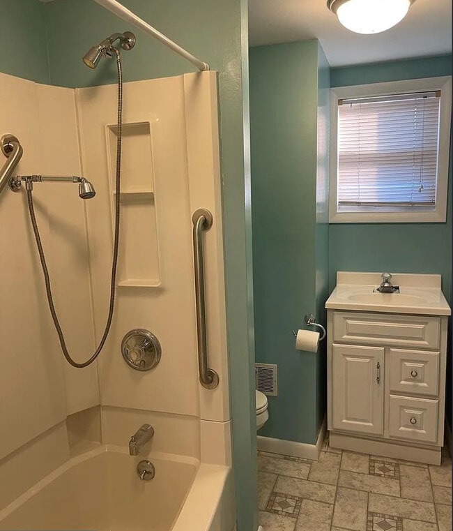 Building Photo - 6 Burke St