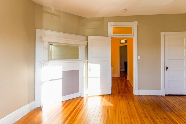 Building Photo - Fully Renovated 3 BR/1.5 BA Apartment in C...