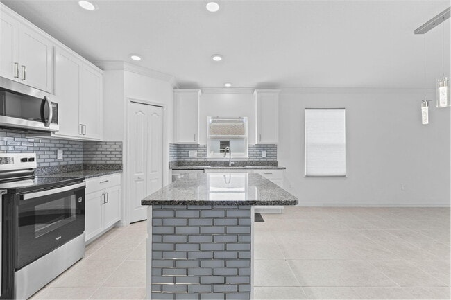 Building Photo - 681 SW Millard Dr