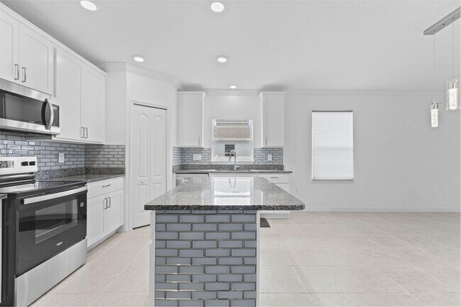 Building Photo - 681 SW Millard Dr