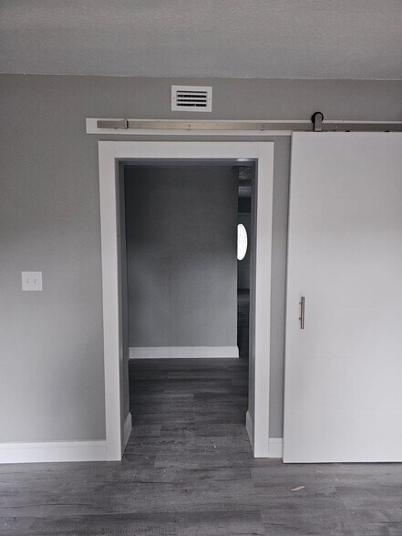 Building Photo - 734 Bonnie Cir