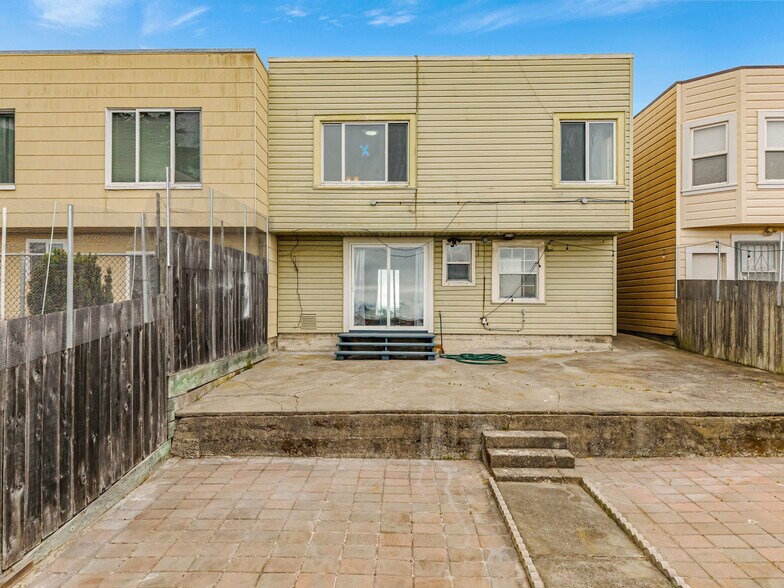 Building Photo - 2145 32nd Ave