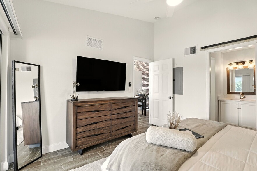 Building Photo - 2549 Grassy Point Dr