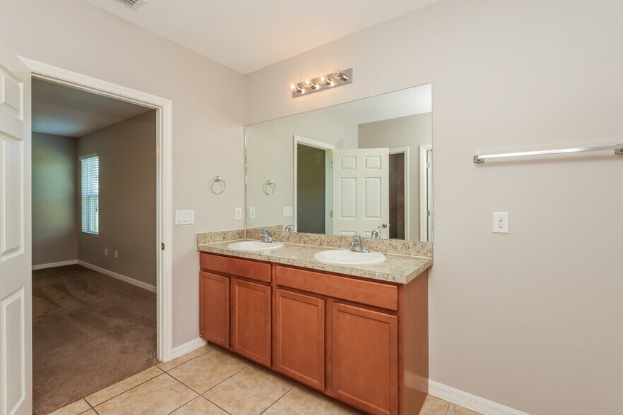 Building Photo - 320 SE 3rd St