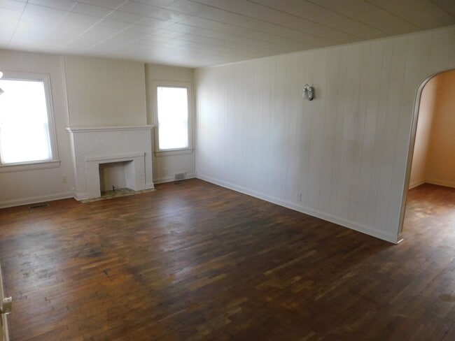 Building Photo - 2 Bed 1 Bath House in El Dorado w/ Hardwoo...