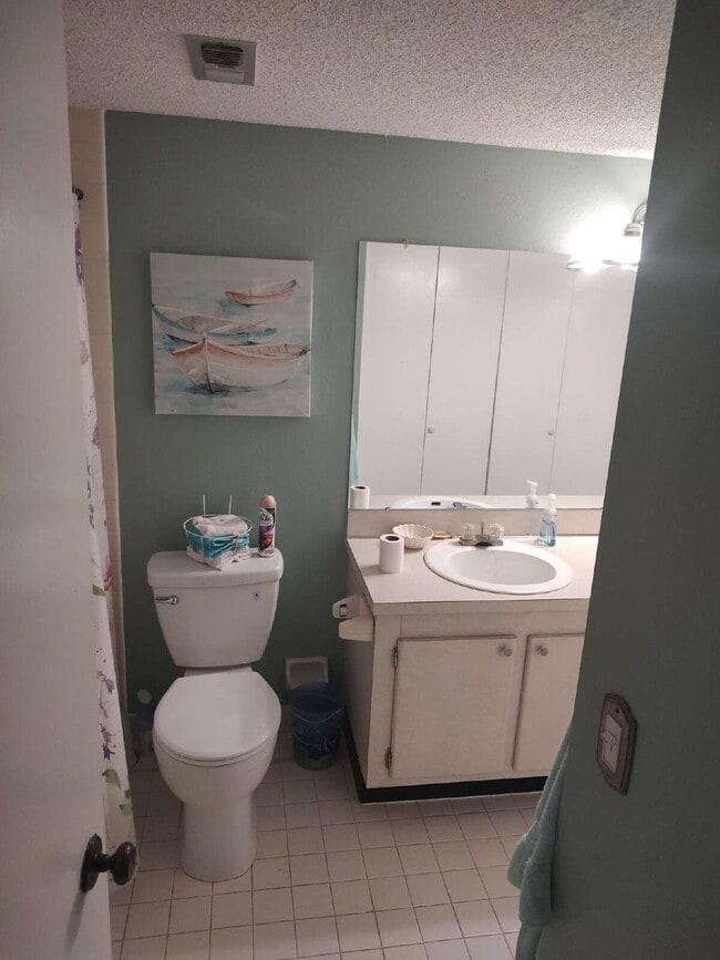 Building Photo - "Charming 1-Bedroom Condo in a 55+ Community."