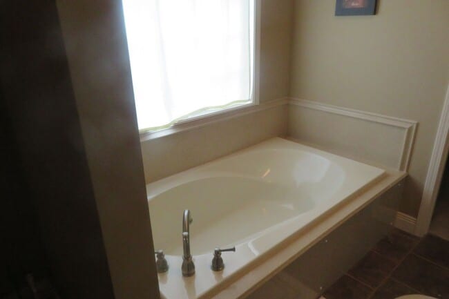 Building Photo - 442 Country Club Rd