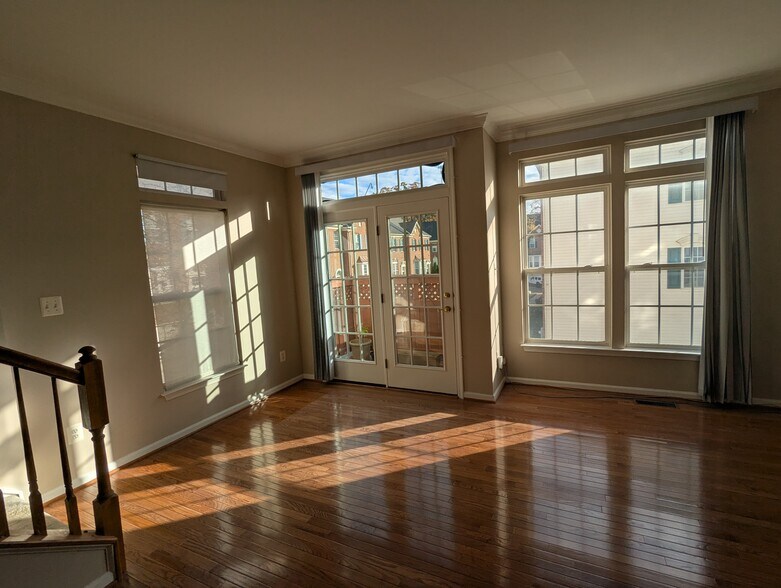 Building Photo - 2724 Manhattan Pl