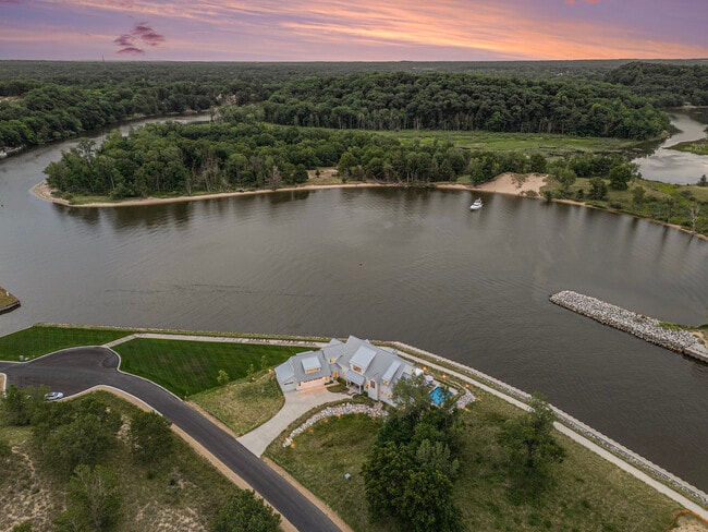 Building Photo - 6736 Saugatuck Bch Rd