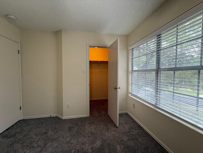 Building Photo - Schreiber Properties1 (2304 Granberry Dr)