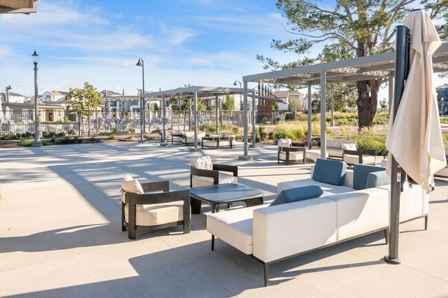 Building Photo - Beautiful 5bed/4bath for Rent Home at Great Park