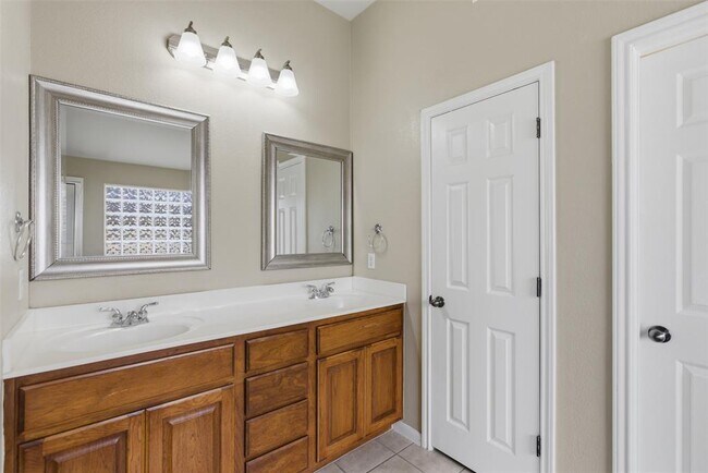 Building Photo - 924 Abbeyglen Castle Dr