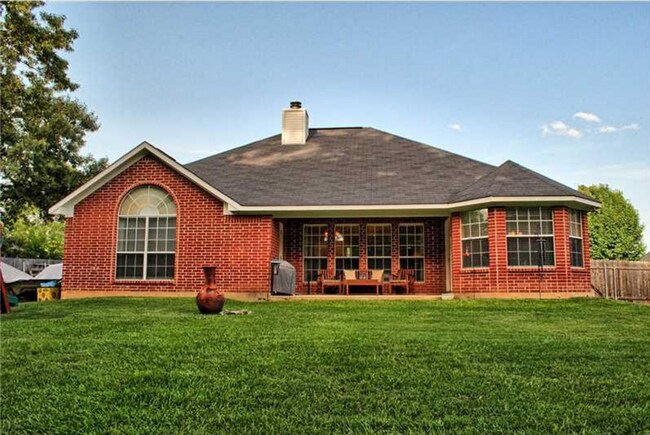 Building Photo - Large 3 Bedroom Blanchard Home