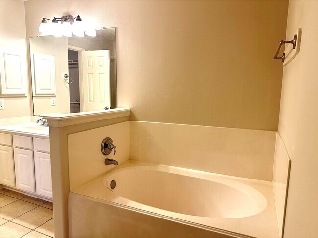 Building Photo - 13559 Fawn Lily Dr
