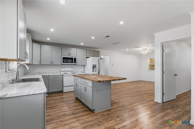 Building Photo - 1307 Summit Dr