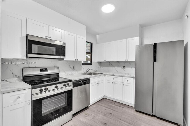 Building Photo - 2750 SW 26th St