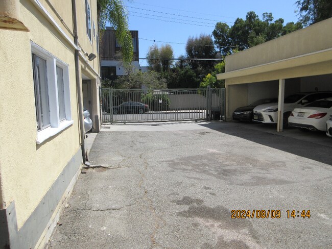 Building Photo - 905 N Sweetzer Ave